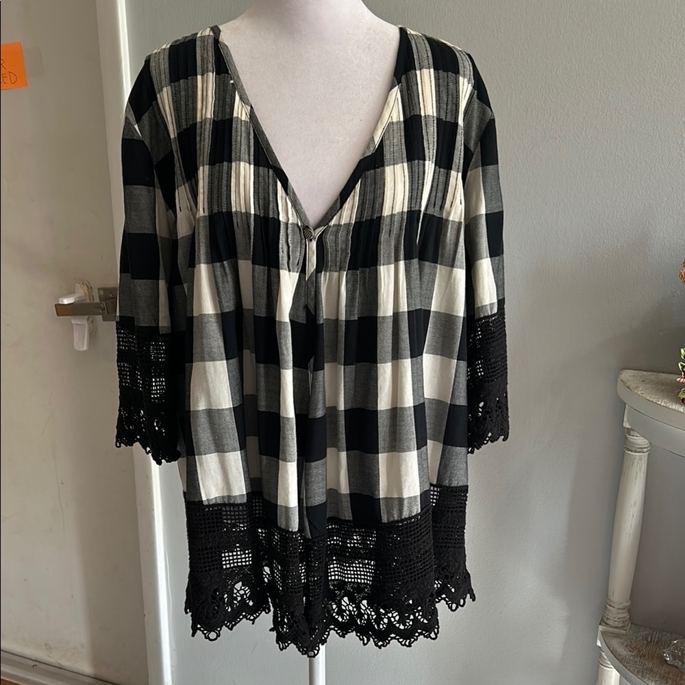 [V Cristina] Black/White Plaid Crochet Knit Blouse - Size Large